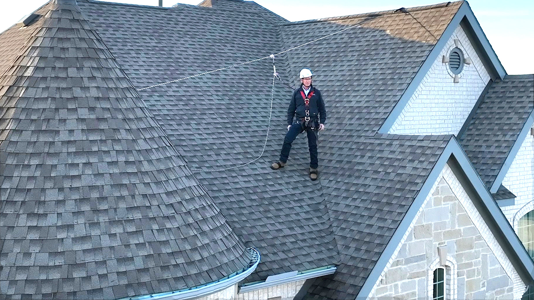 man on roof talking about fall protection with Eveook 