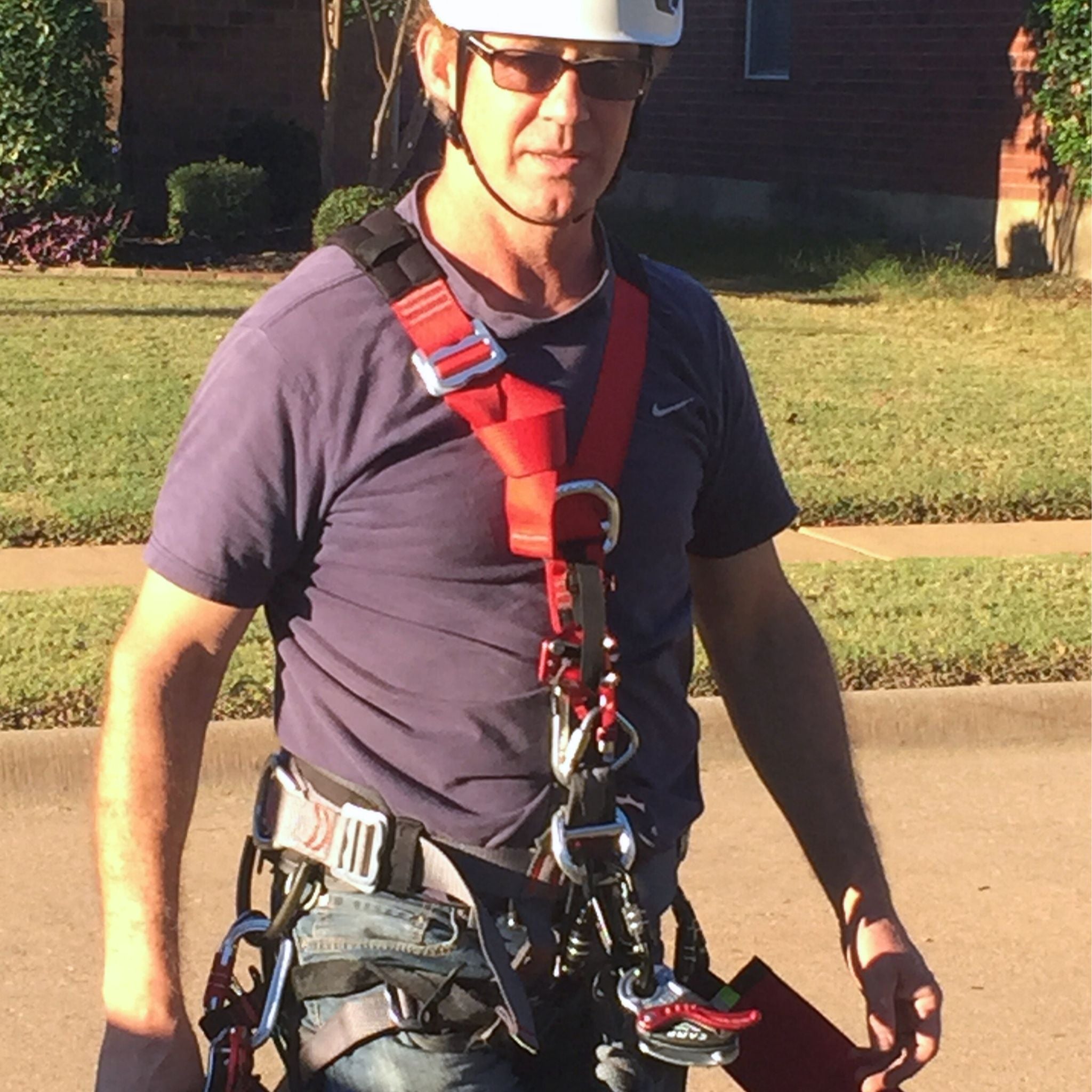 Sloped Roof Worker walking to the jobsite wearing an Eveook User Kit PPE that seamlessly integrates with the Eveook Fall Protection System 