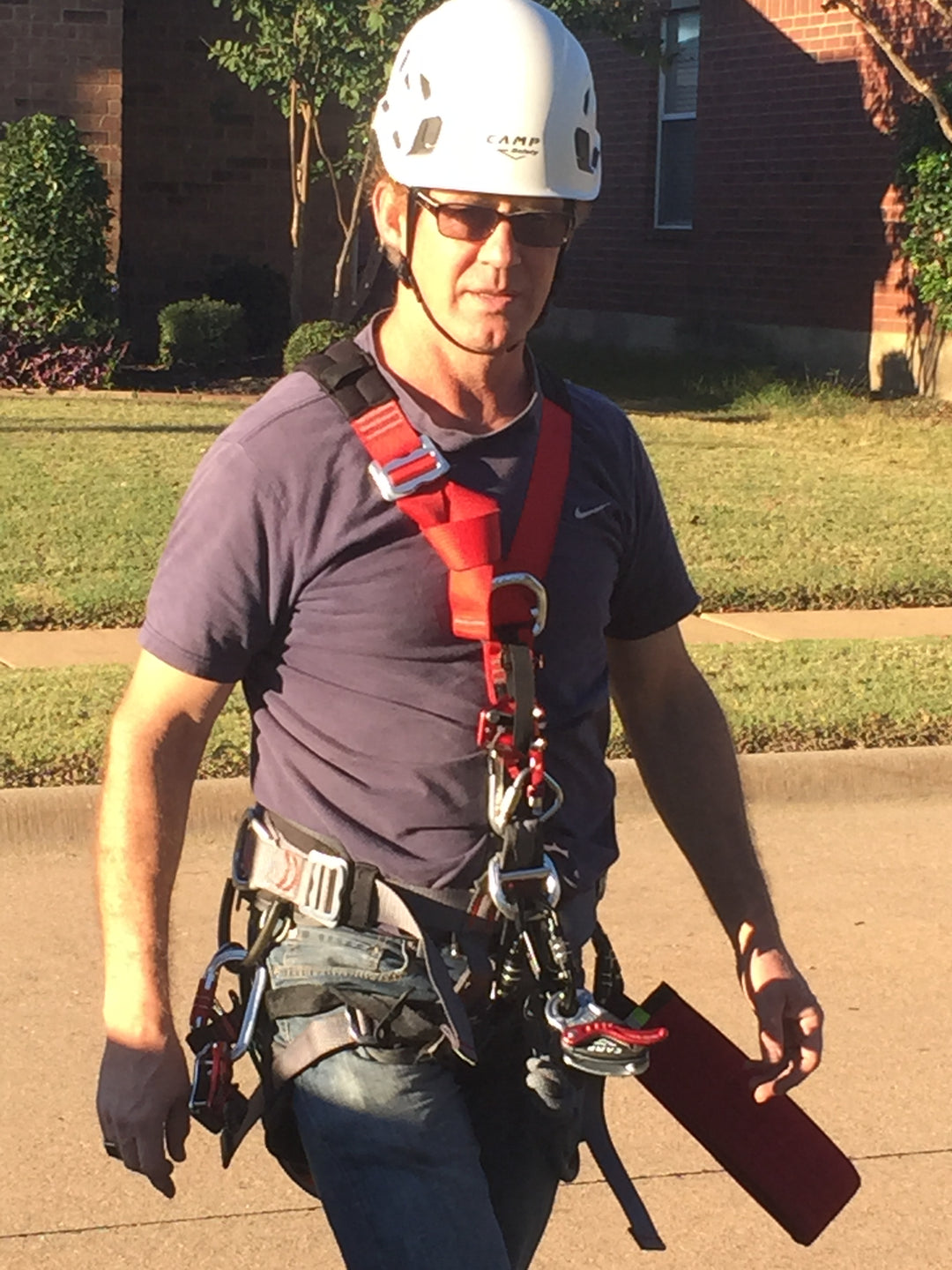 Flent Ballantyne in PPE personal gear roof harness while using Eveook Fall Protection 